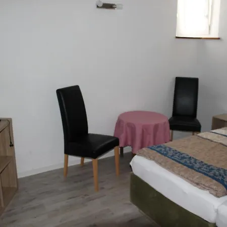Pensión & Zum Saalestrand 3*