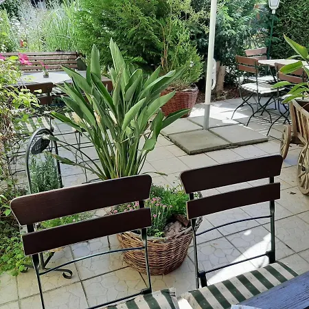 & Zum Saalestrand Affittacamere 3*