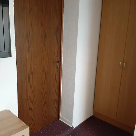 & Zum Saalestrand Maison d'hôtes